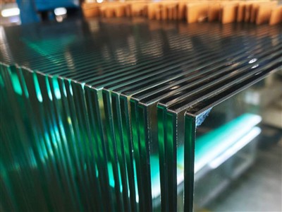 MIGO GLASS er að vinna úr 10 mm hertu laugargirðingargler...